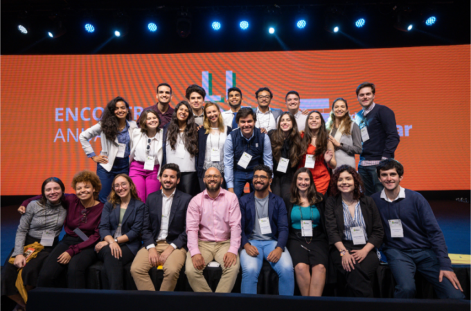 Turma de fellows do Programa de Bolsas Líderes Estudar em encontro anual da Fundação Estudar