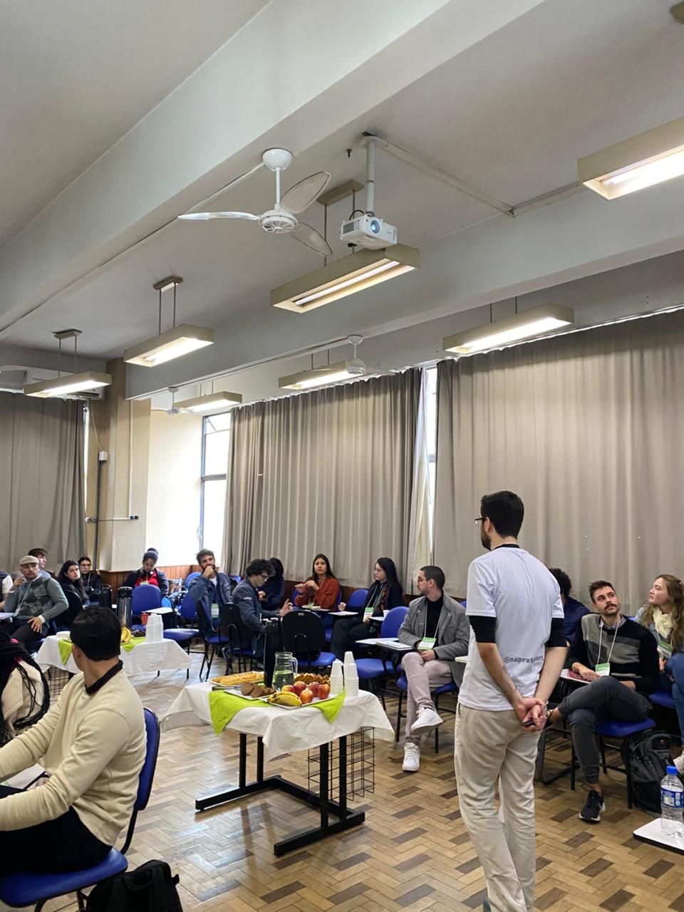 Foto mostra jovens em círculo em uma sala de aula da Universidade do Rio Grande do Sul