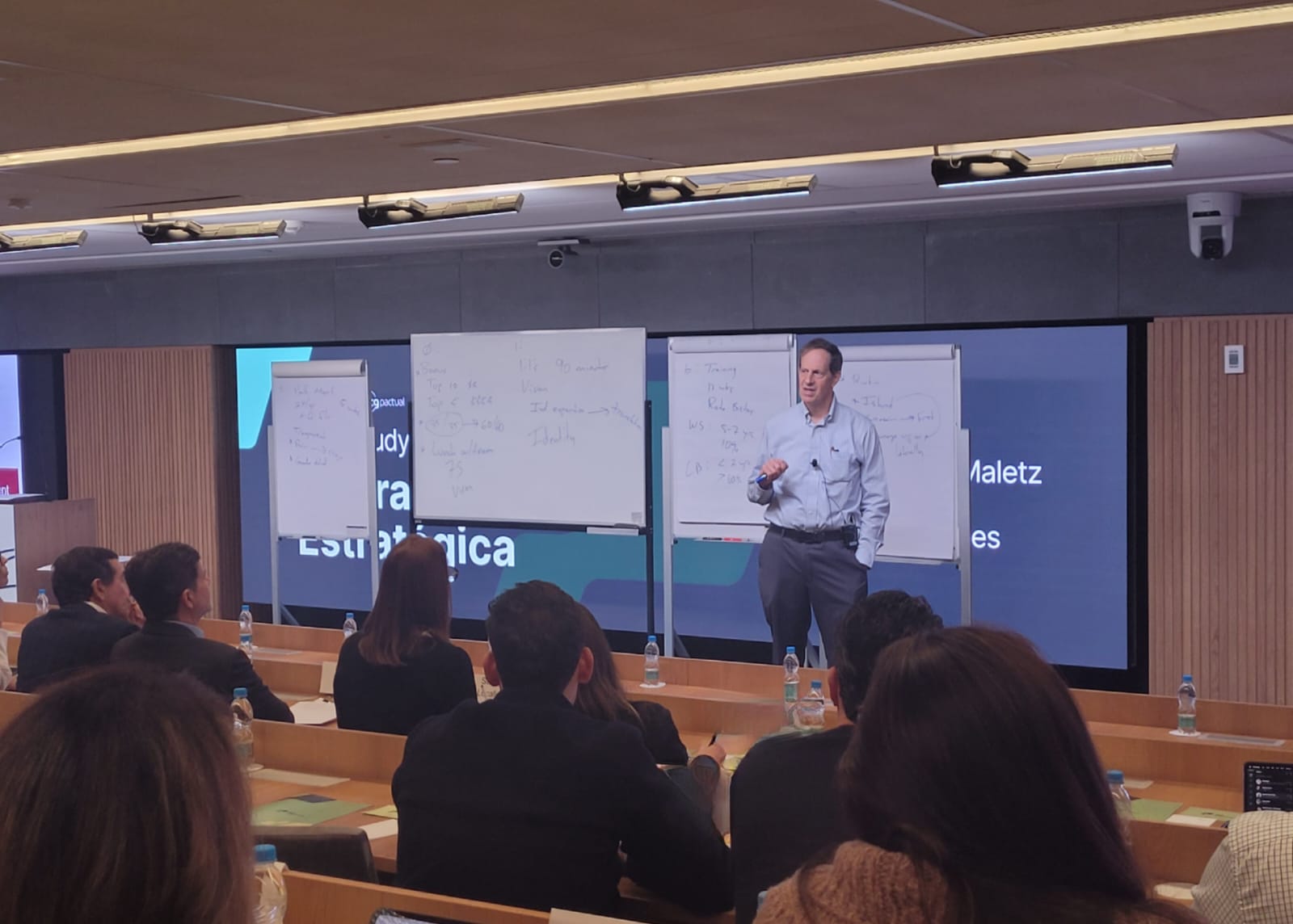 Lideranças de empresas reunidas pelo Na Prática participam de estudo de caso de Harvard